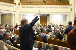 Противники законопроекта во время обсуждения говорили, что в случае его принятия "Россия будет аплодировать стоя"