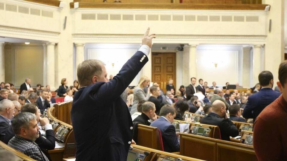 Противники законопроекта во время обсуждения говорили, что в случае его принятия "Россия будет аплодировать стоя"