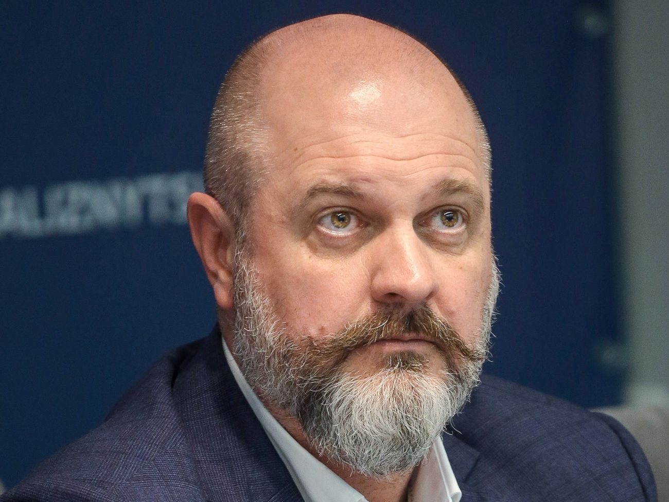 Желько має економічну освіту