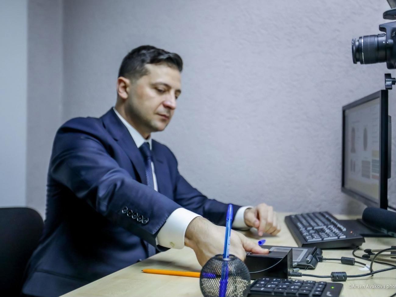 Володимирові Зеленському першому видали ID-картку з цифровим підписом