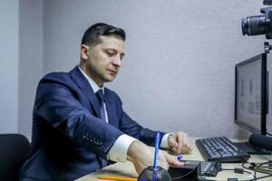 Володимирові Зеленському першому видали ID-картку з цифровим підписом