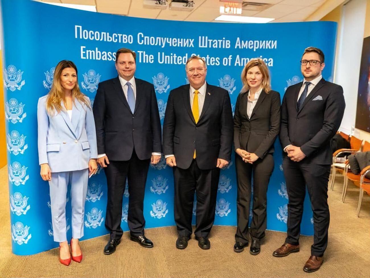 Джапарова (на фото крайняя слева) присутствовала на встрече с Помпео (на фото в центре)