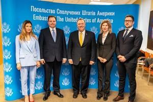 Джапарова (на фото крайня ліворуч) була присутньою на зустрічі з Помпео (на фото в центрі)