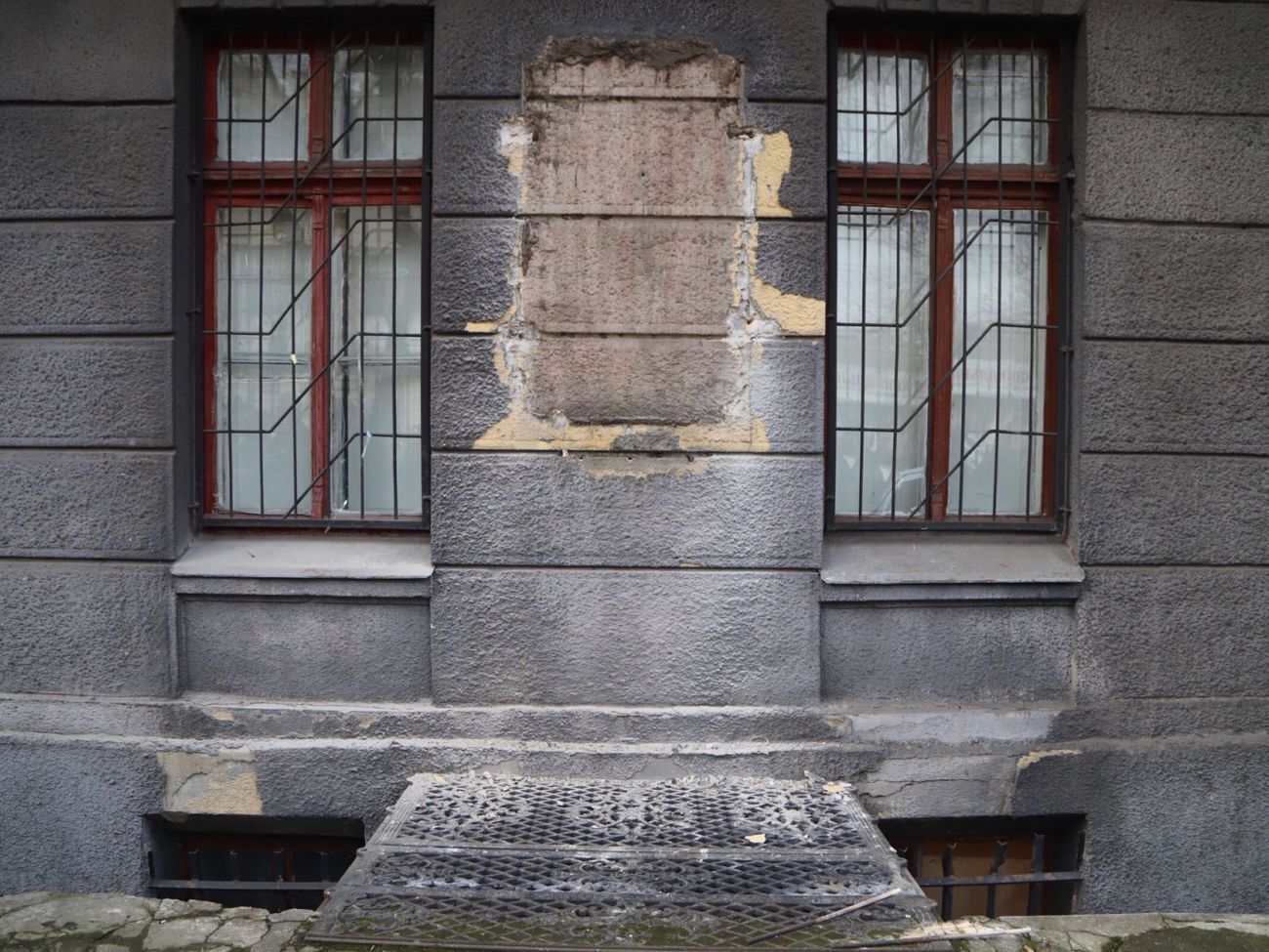 Барельеф Жукова находился на здании 1883 года, где после Второй мировой войны размещался штаб Одесского военного округа, которым тогда командовал маршал