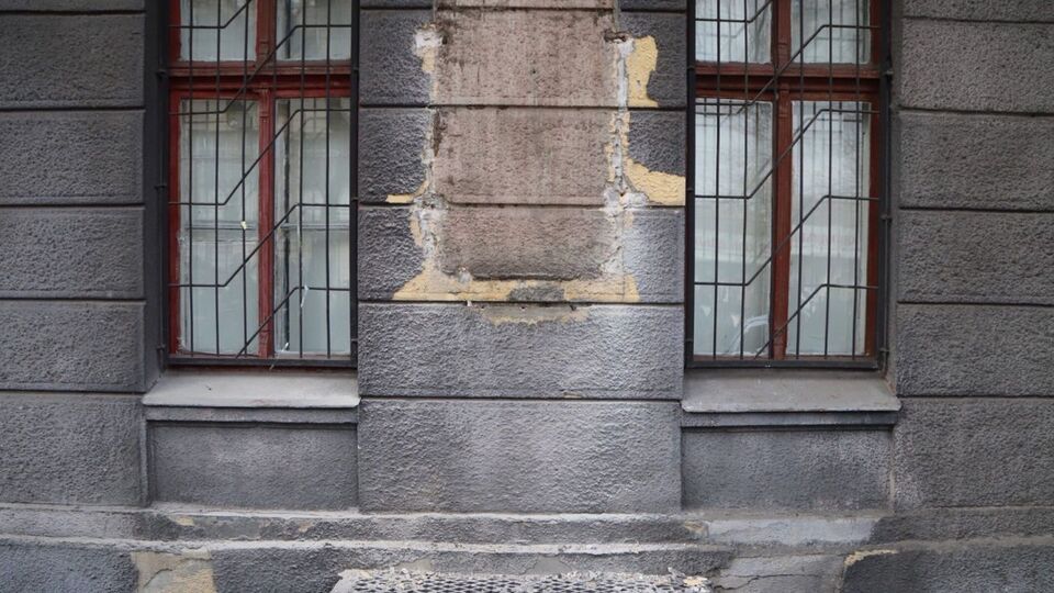 Барельєф Жукова був на будівлі 1883 року, де після Другої світової війни розмістили штаб Одеського військового округу, яким тоді командував маршал