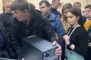 СБУ проводить обшук у будівлі телеканала "1+1" у справі про прослуховування Гончарука
