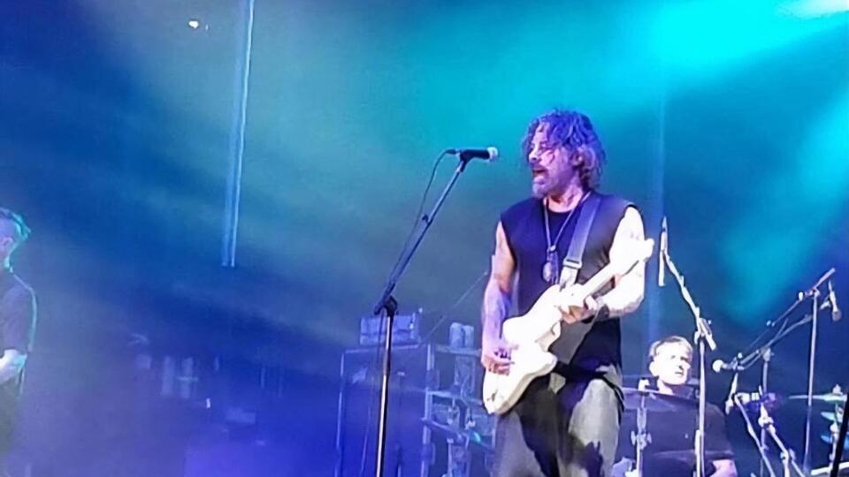 В финале ролика показано концертное выступление Коцена