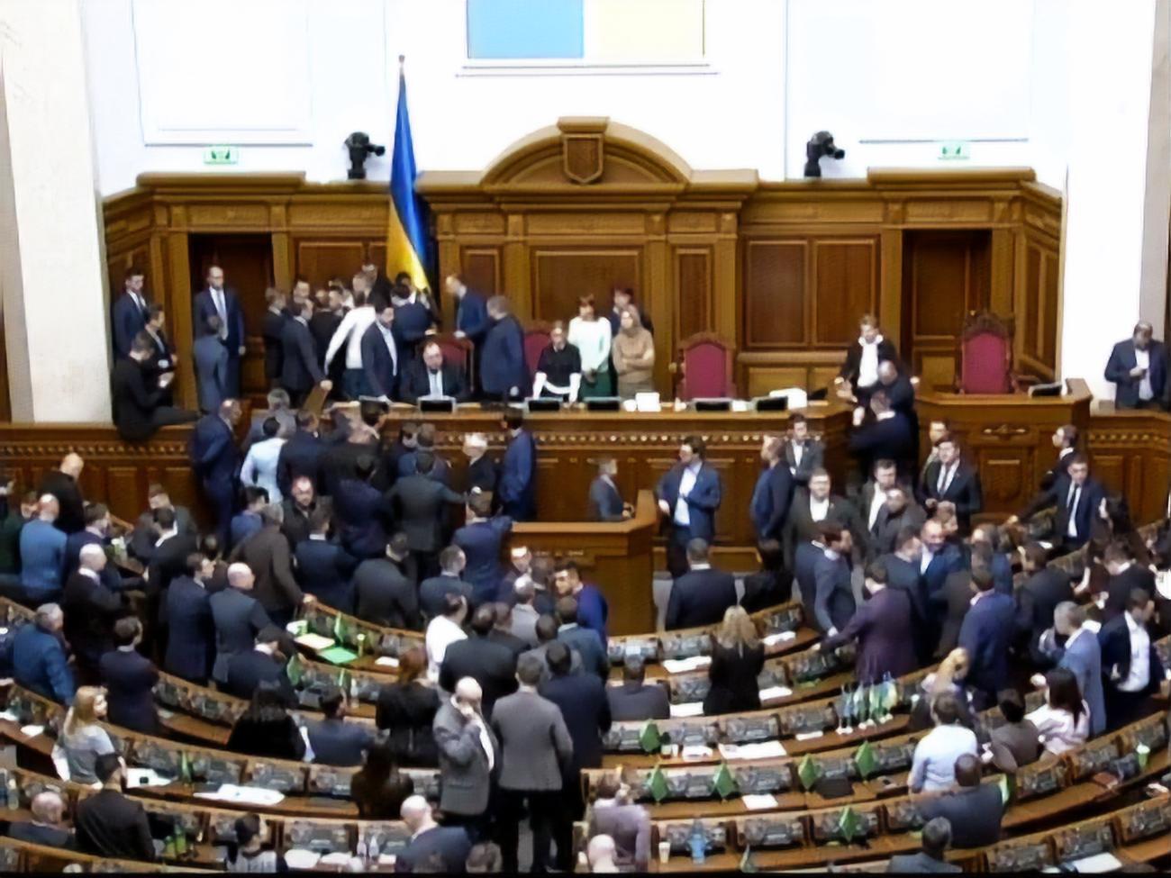 Трибуна і президія залишаються заблокованими