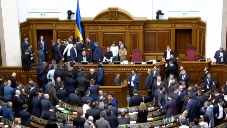 Трибуна і президія залишаються заблокованими