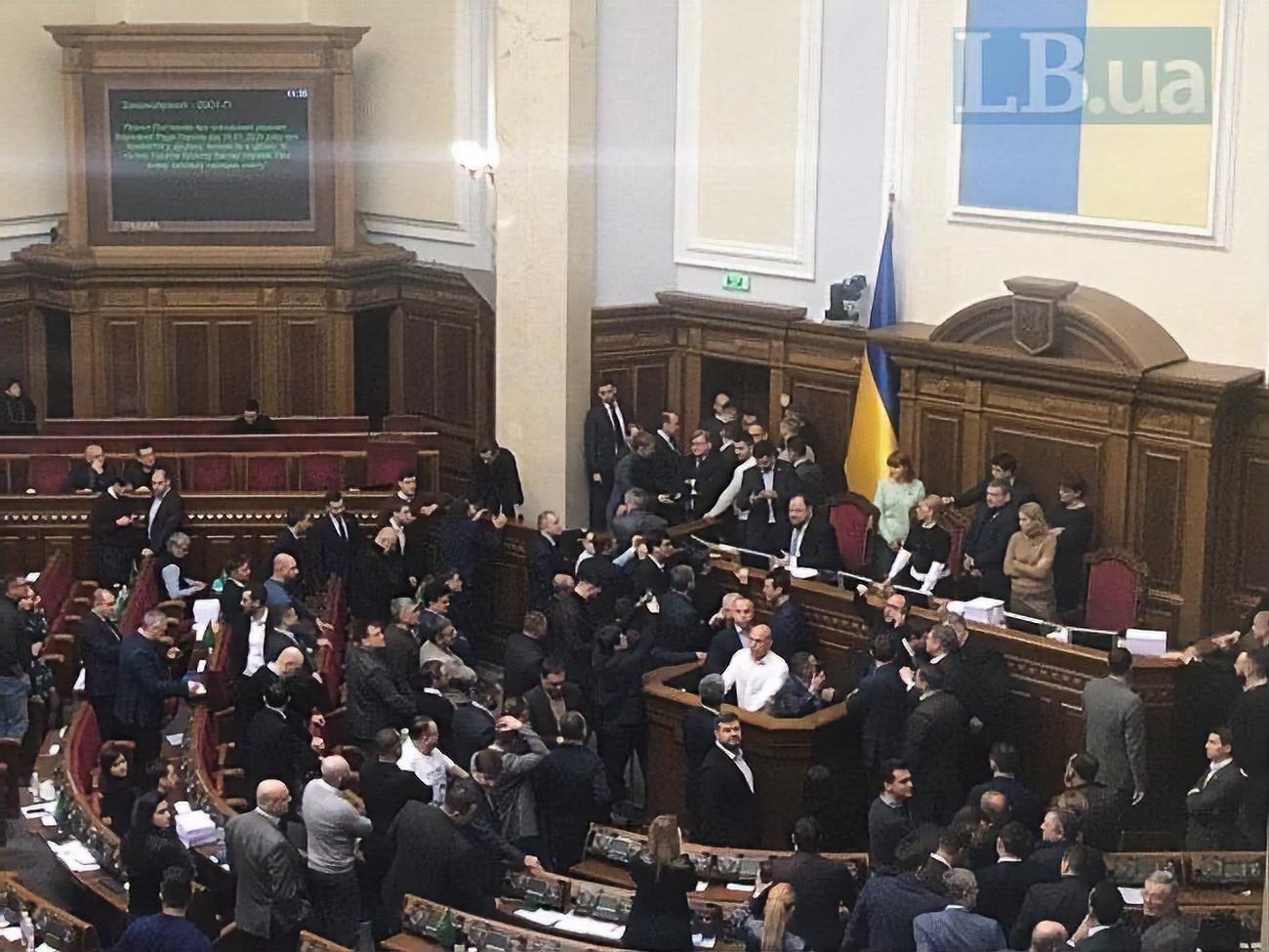 Нардепы от ряда политсил в Раде пытаются не допустить голосования за законопроект о рынке земли. Фоторепортаж