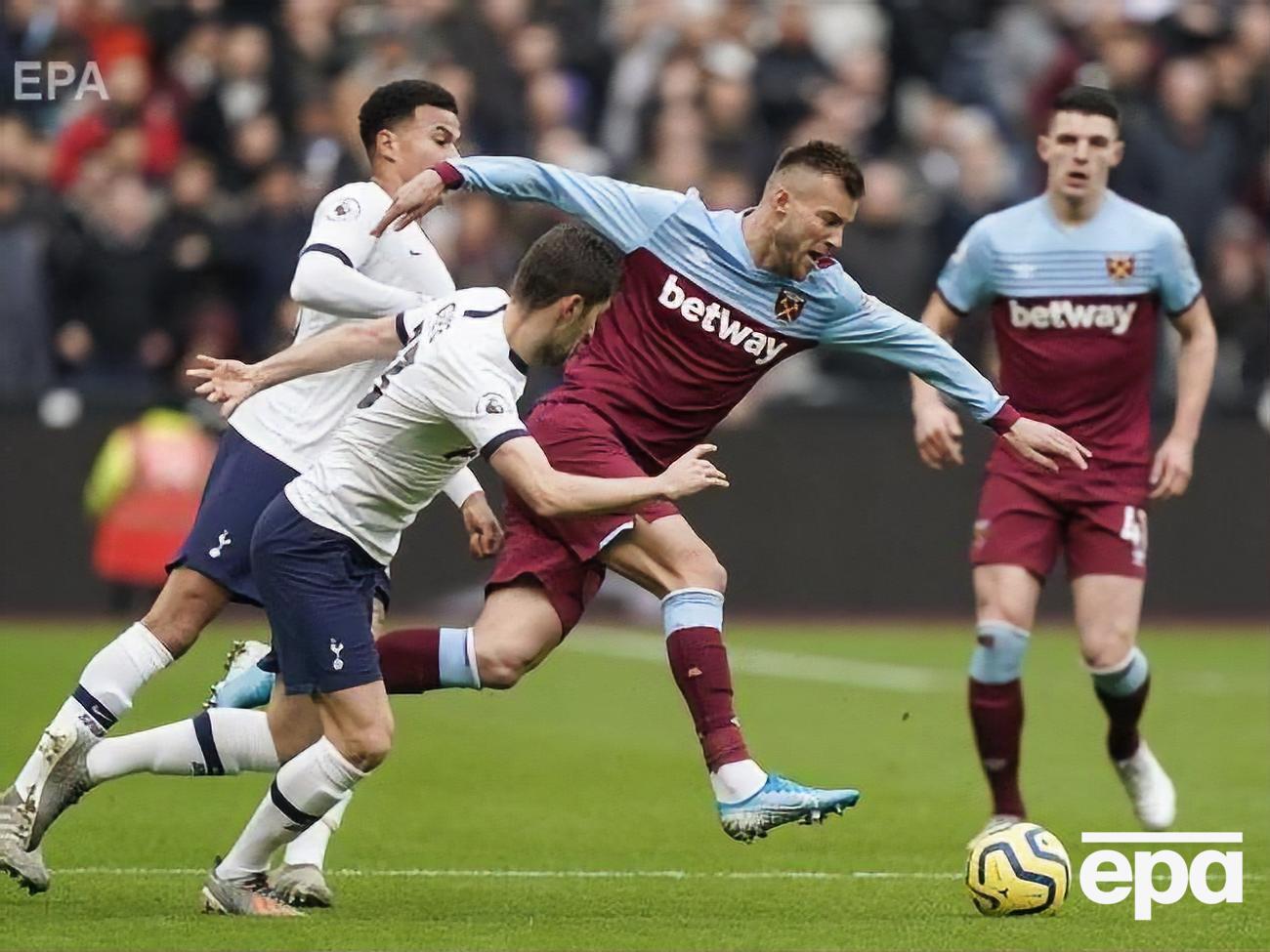 Ярмоленко (в центре) выступает за "Вест Хэм" с лета 2018-го