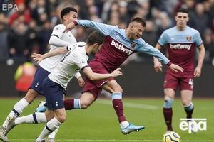 Ярмоленко (в центре) выступает за "Вест Хэм" с лета 2018-го