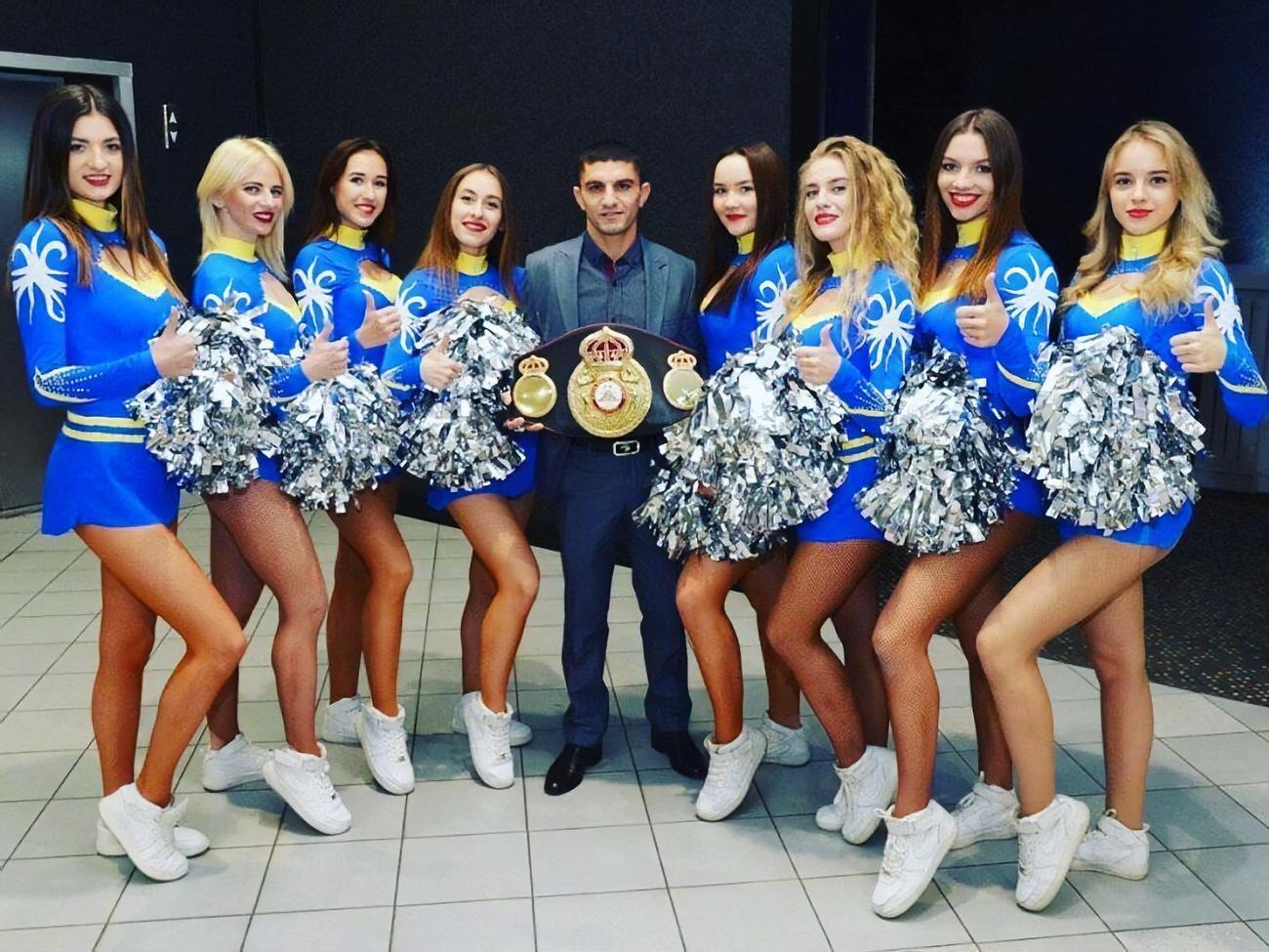 Далакян (у центрі) розпочав кар'єру у 2011 році