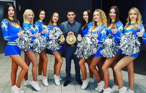 Далакян (у центрі) розпочав кар'єру у 2011 році