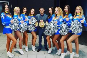 Далакян (в центре) начал карьеру в 2011 году