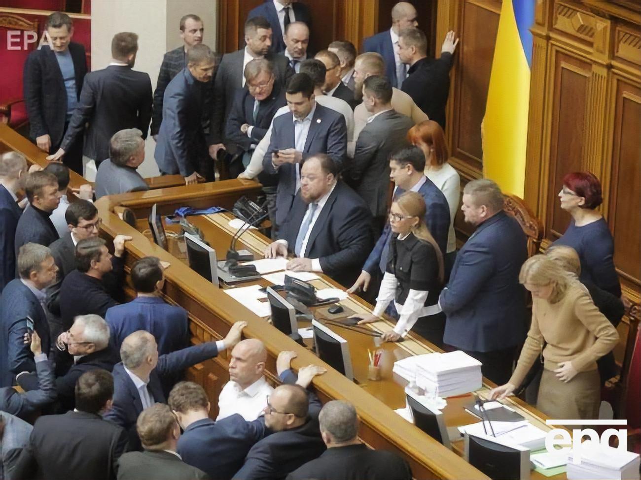 Тимошенко залишалася біля крісла спікера до закриття засідання