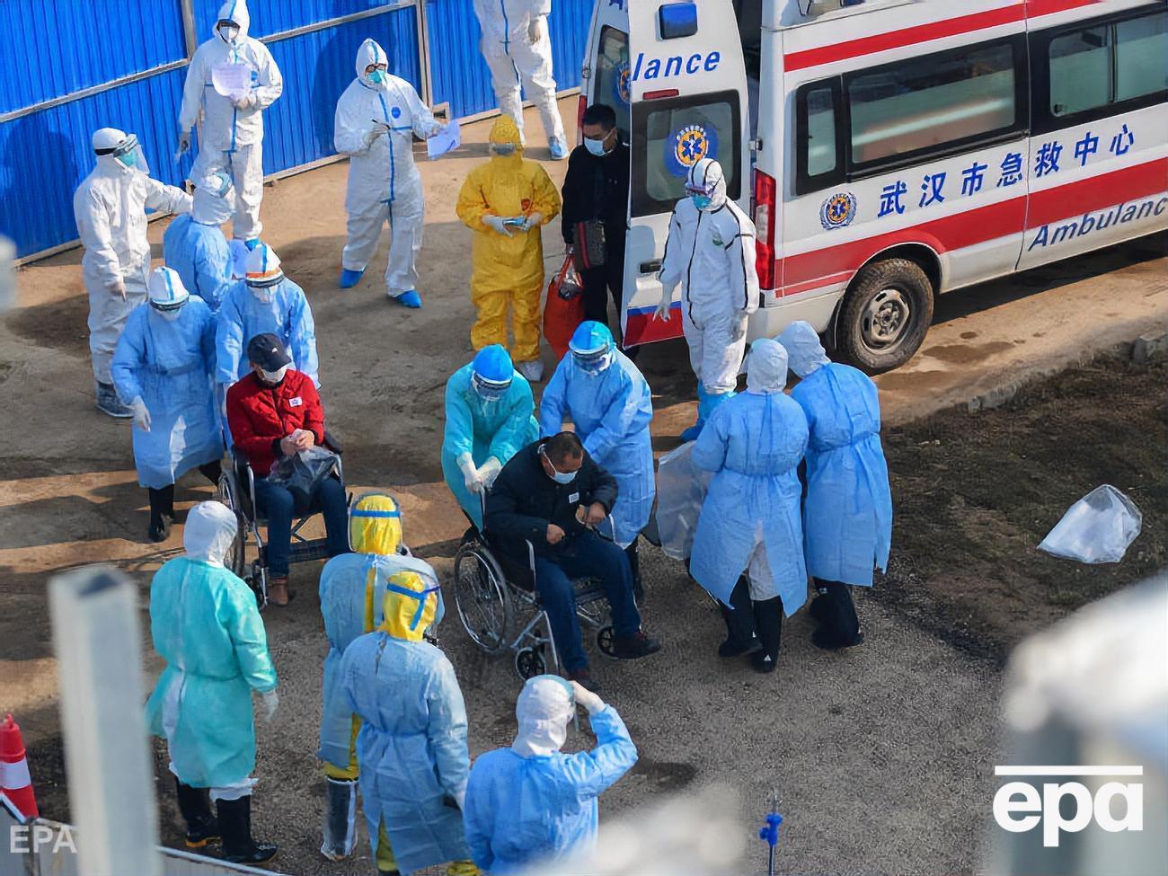 Врачи оказывают помощь пациентам с коронавирусной инфекцией в клинике города Ухань