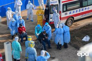 Врачи оказывают помощь пациентам с коронавирусной инфекцией в клинике города Ухань