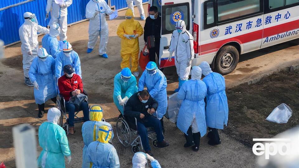 Врачи оказывают помощь пациентам с коронавирусной инфекцией в клинике города Ухань
