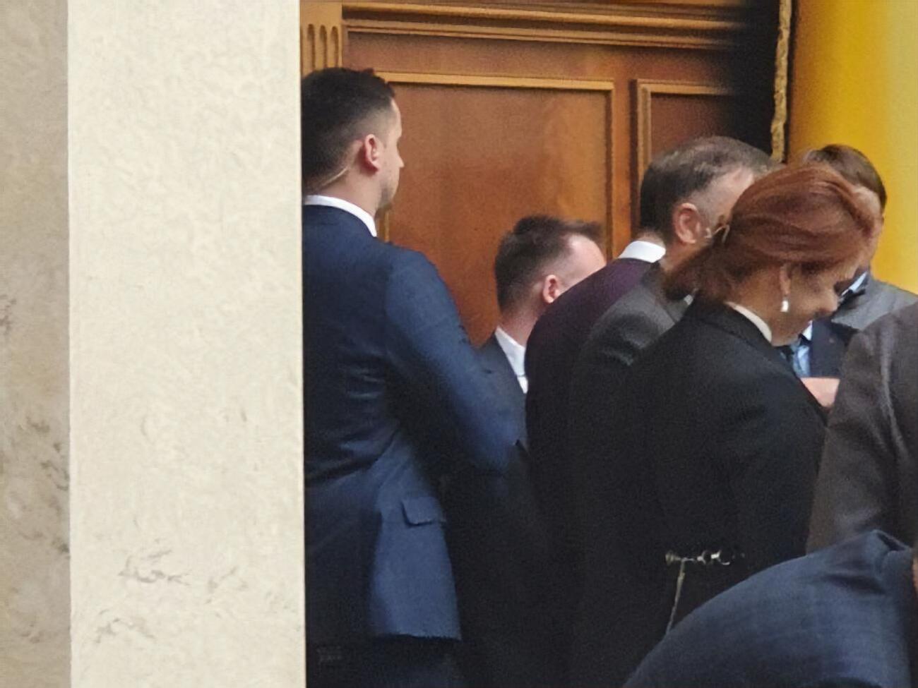 У залі засідань Ради помітили людину зі зброєю