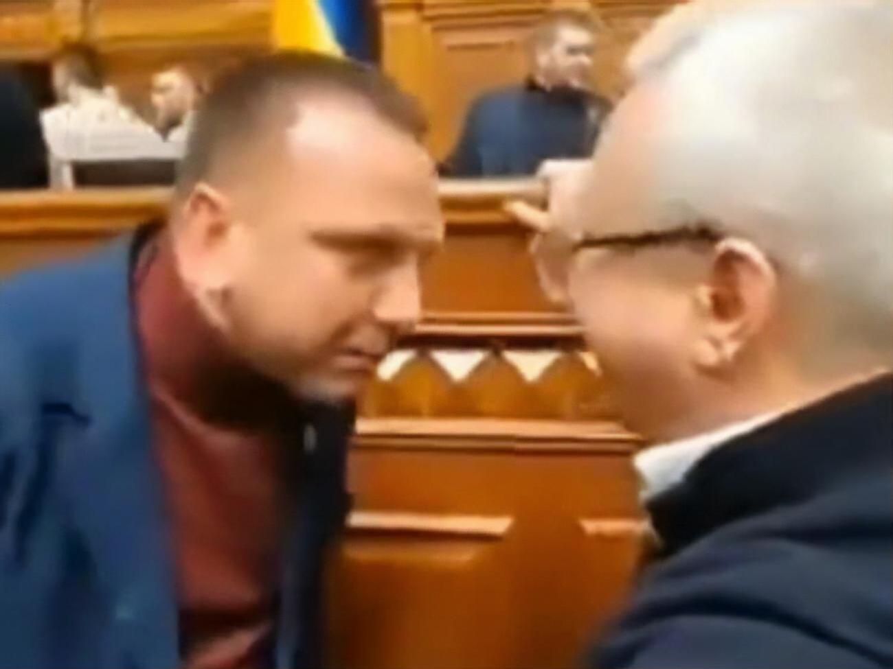 Ткаченка (ліворуч) урезонили колеги