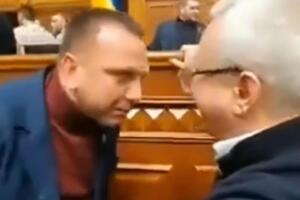 Ткаченка (ліворуч) урезонили колеги