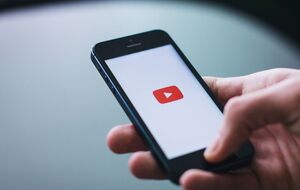 Доход видеохостинга YouTube в 2019 году составил более $15 млрд