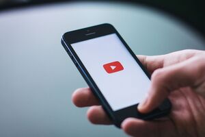 Доход видеохостинга YouTube в 2019 году составил более $15 млрд