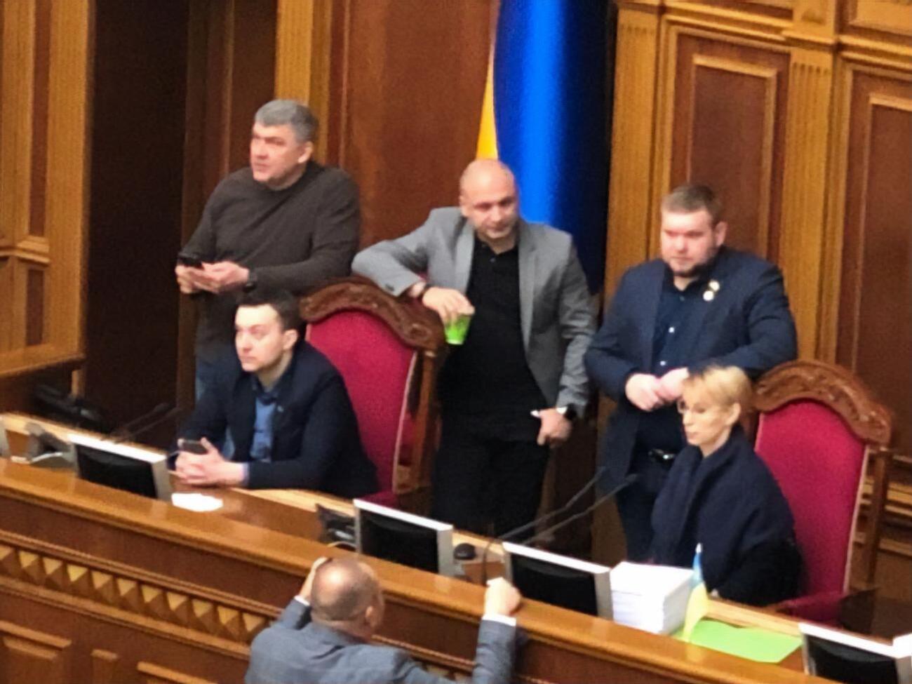 "Слуги народа" сидели в президиуме