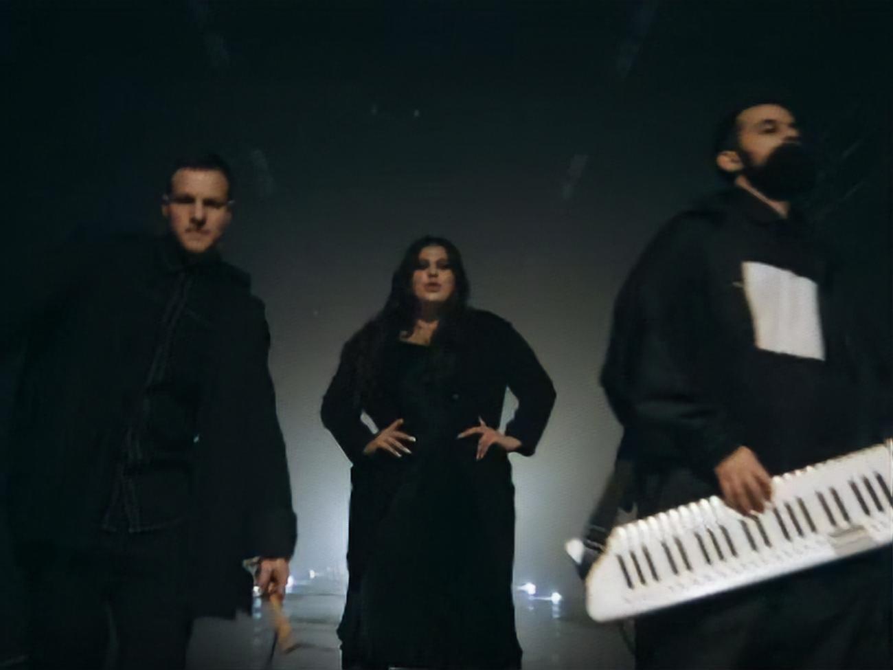 Кліп на пісню "Літаки", яка увійшла в альбом Nirvana, по суті, є трейлером стрічки "Побачення у Вегасі"