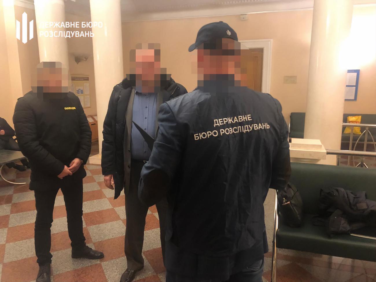 Затриманого повідомили про підозру у вимаганні та отриманні неправомірної вигоди