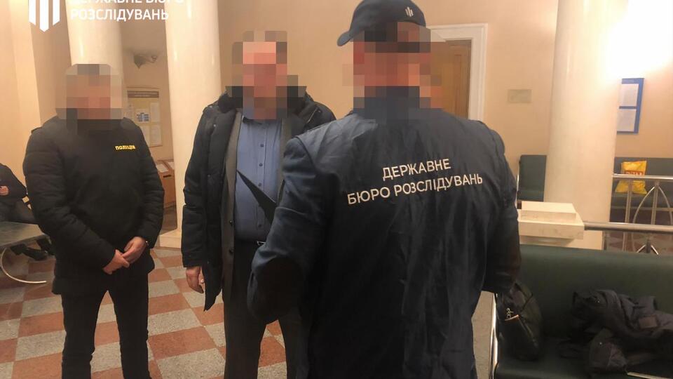 Задержанному сообщили о подозрении в вымогательстве и получении неправомерной выгоды