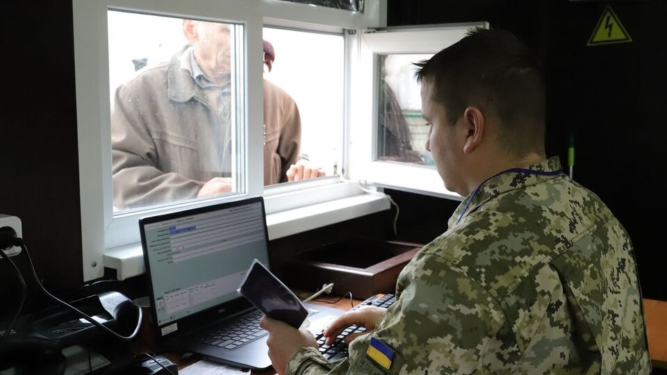 Двум актерам РФ запретили въезд в Украину из-за посещения Крыма