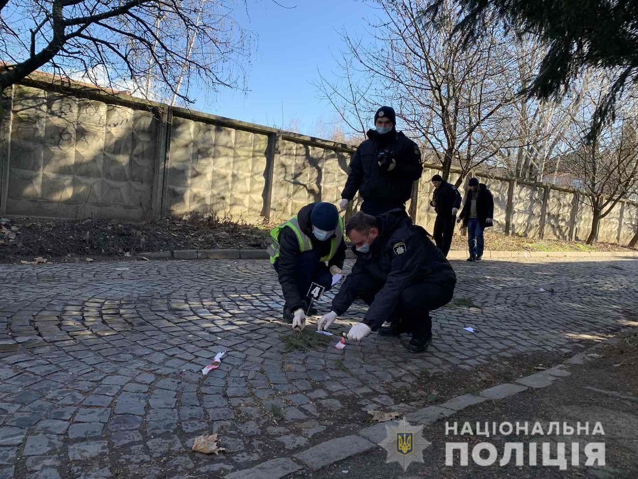 Полицейские собирают вещественные доказательства на месте перестрелки