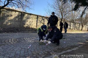 Полицейские собирают вещественные доказательства на месте перестрелки