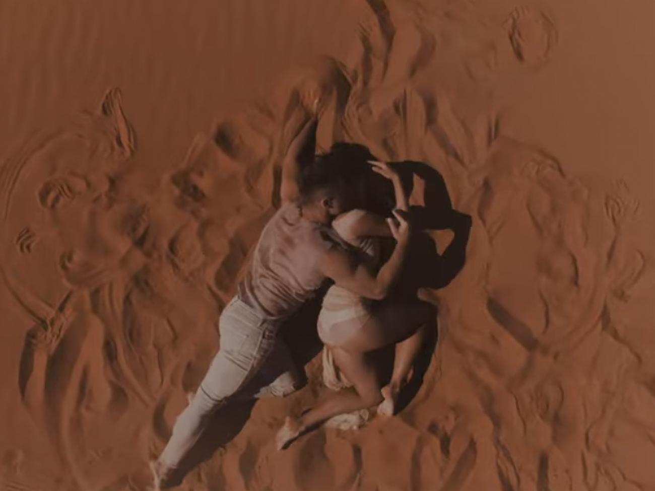 Съемки ролика проходили в ОАЭ