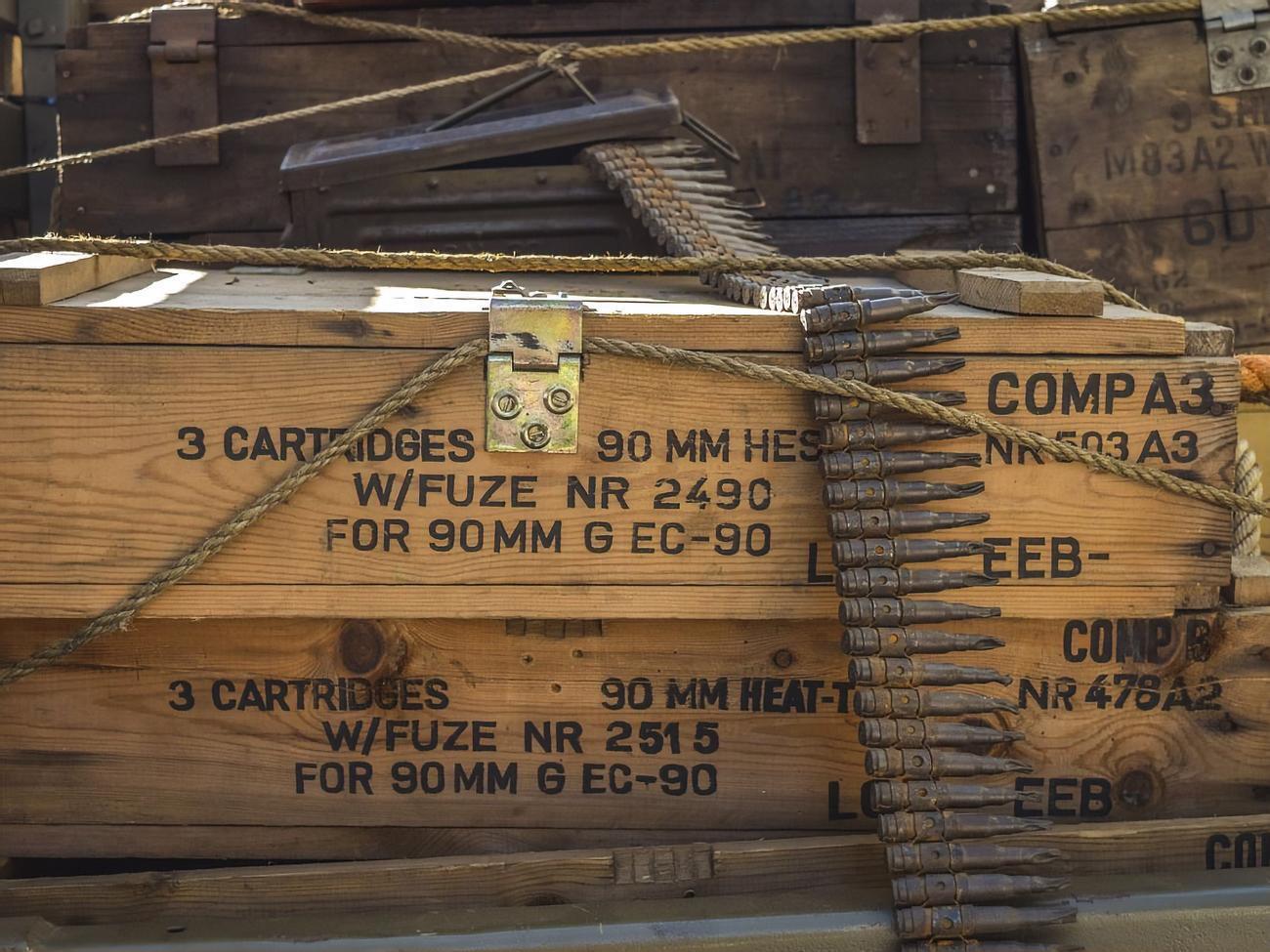 Договора предусматривали поставку в Украину различных видов американского вооружения