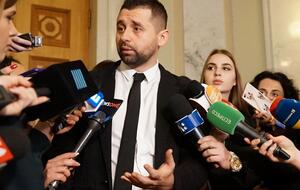 Арахамія: Я свою зарплату витрачаю на благодійність, цього місяця не буду