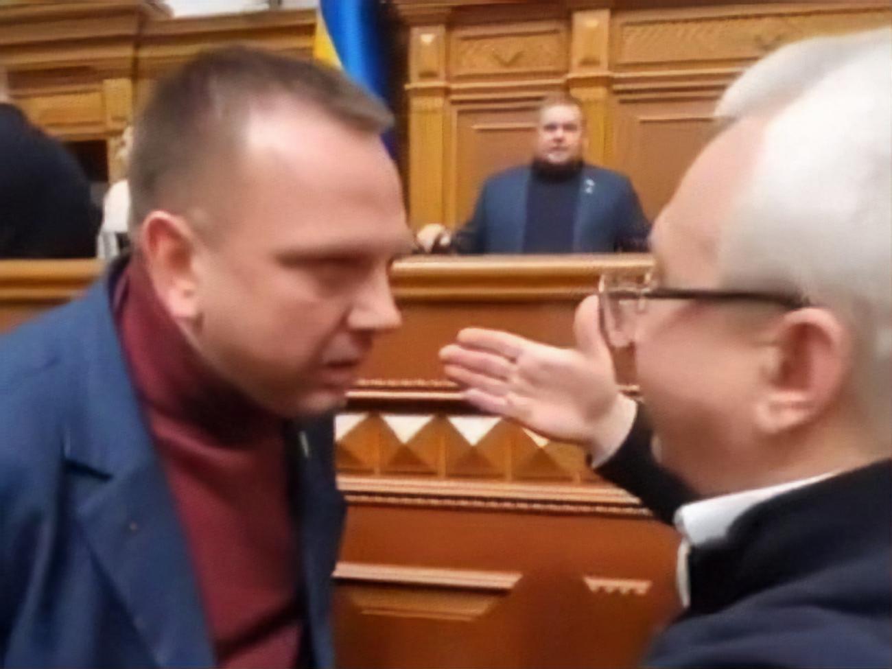 "Зараз за клоуна, бл...дь... За клоуна ви зараз п...зди дістанете", &ndash; заявив Ткаченко. "Я хочу на це подивитися", &ndash; відповів Кучеренко