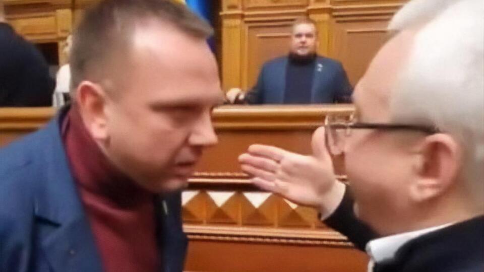 "Зараз за клоуна, бл...дь... За клоуна ви зараз п...зди дістанете", – заявив Ткаченко. "Я хочу на це подивитися", – відповів Кучеренко