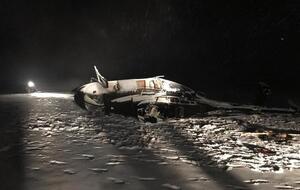 Вертолет лежит на льду, который покрыл реку Кама