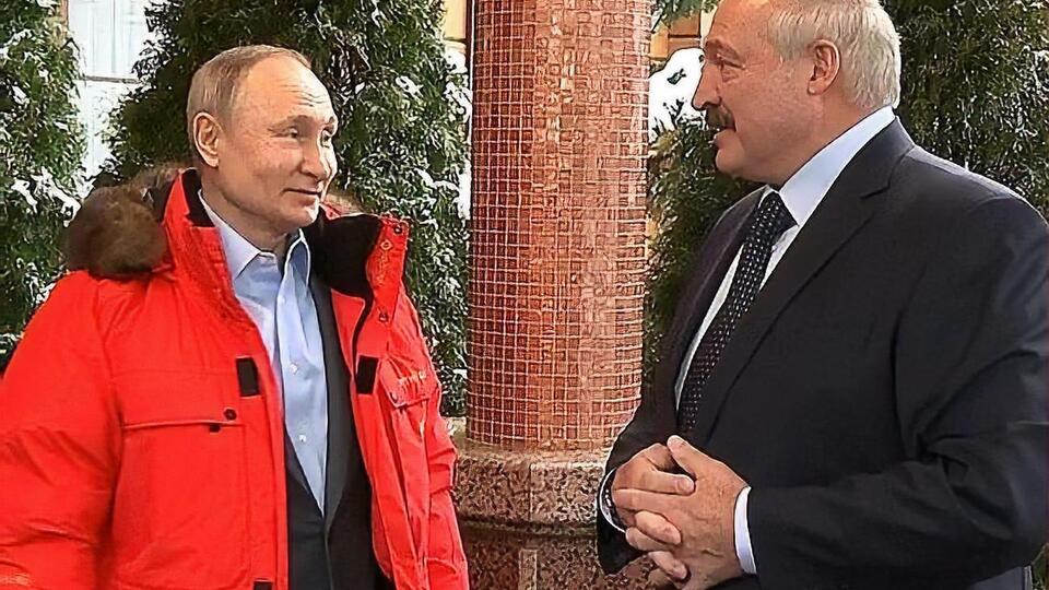 Путін (на фото ліворуч) і Лукашенко зустрілися в Сочі