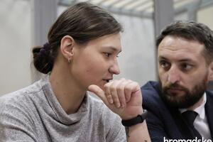 Дугарь (слева) находится под ночным домашним арестом