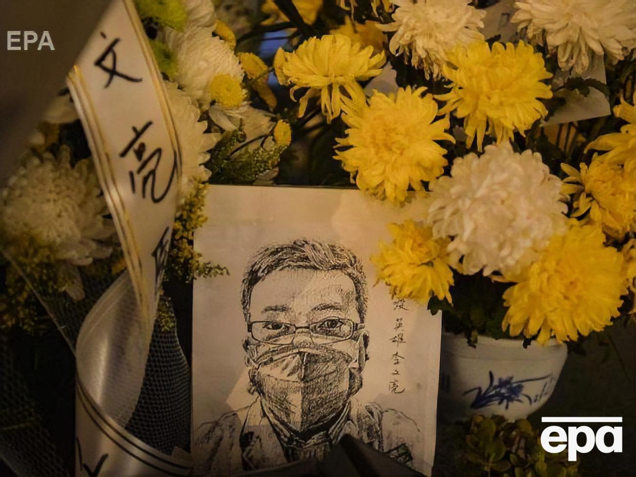 У Китаї несуть квіти до клініки лікаря, який одним із перших повідомив про новий коронавірус і дістав покарання від поліції. Фоторепортаж