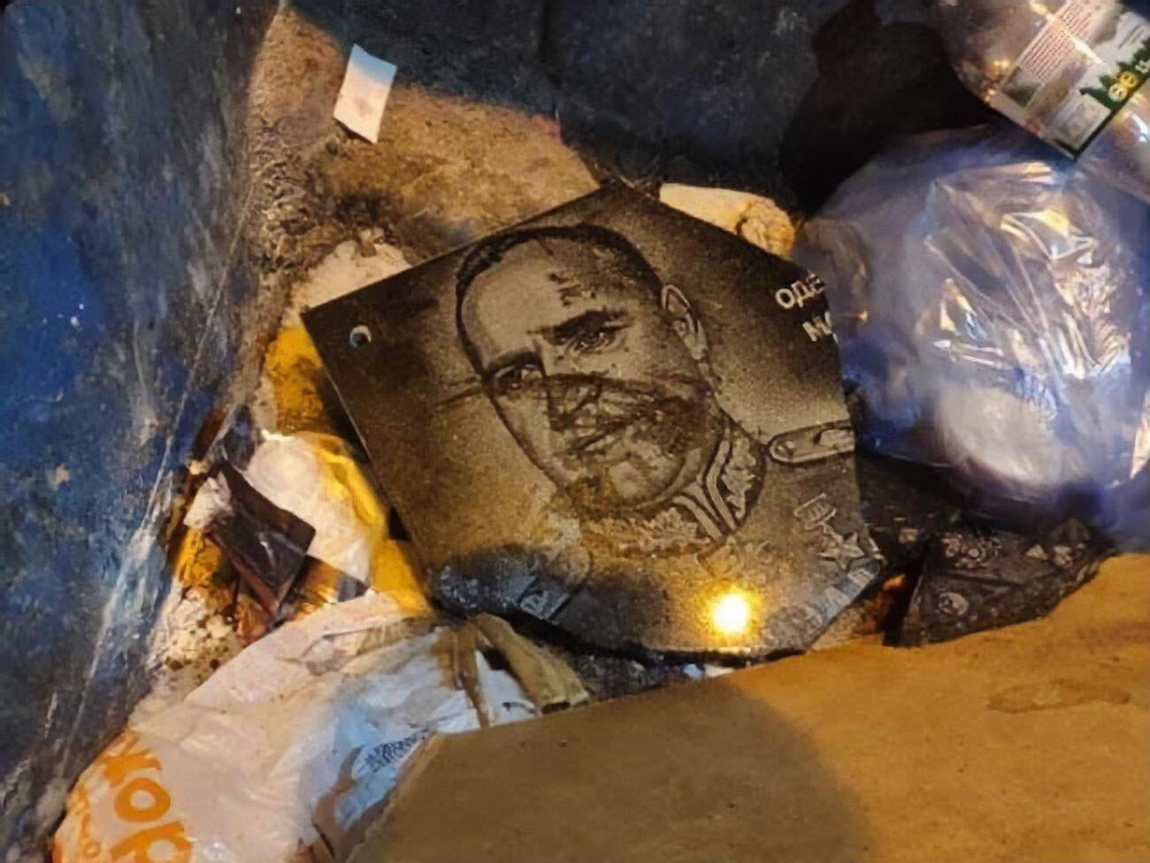 Разбитую доску выбросили в мусорный бак