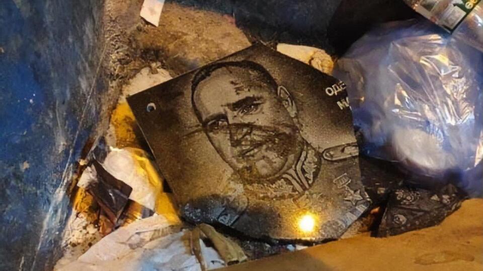 Разбитую доску выбросили в мусорный бак