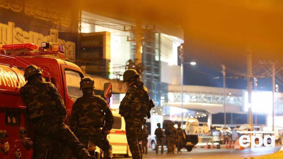 Военные оцепили территорию вокруг торгового центра, где подозреваемый удерживает заложников