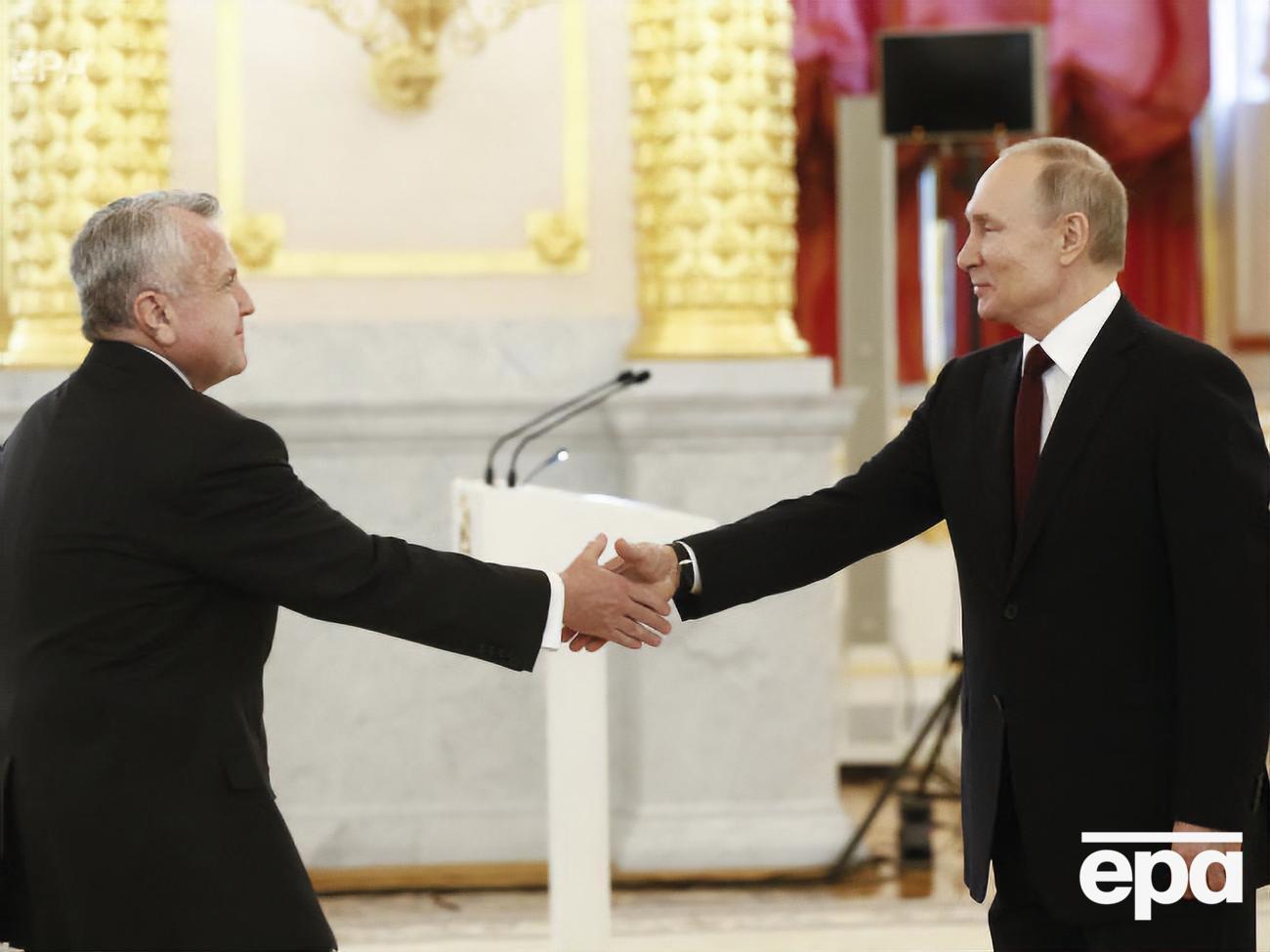 Салліван (ліворуч) вручив вірчі грамоти російському президенту Володимирові Путіну 5 лютого