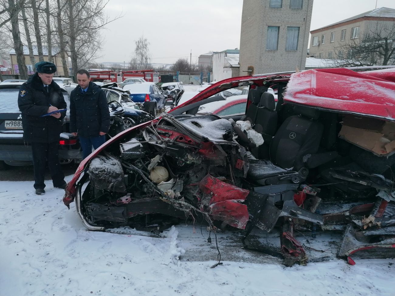 Мікроавтобус Mercedes-Benz Vito з українськими номерами виїхав на зустрічну смугу і зіткнувся з вантажівкою МАN