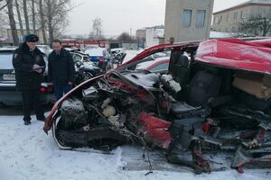 Мікроавтобус Mercedes-Benz Vito з українськими номерами виїхав на зустрічну смугу і зіткнувся з вантажівкою МАN